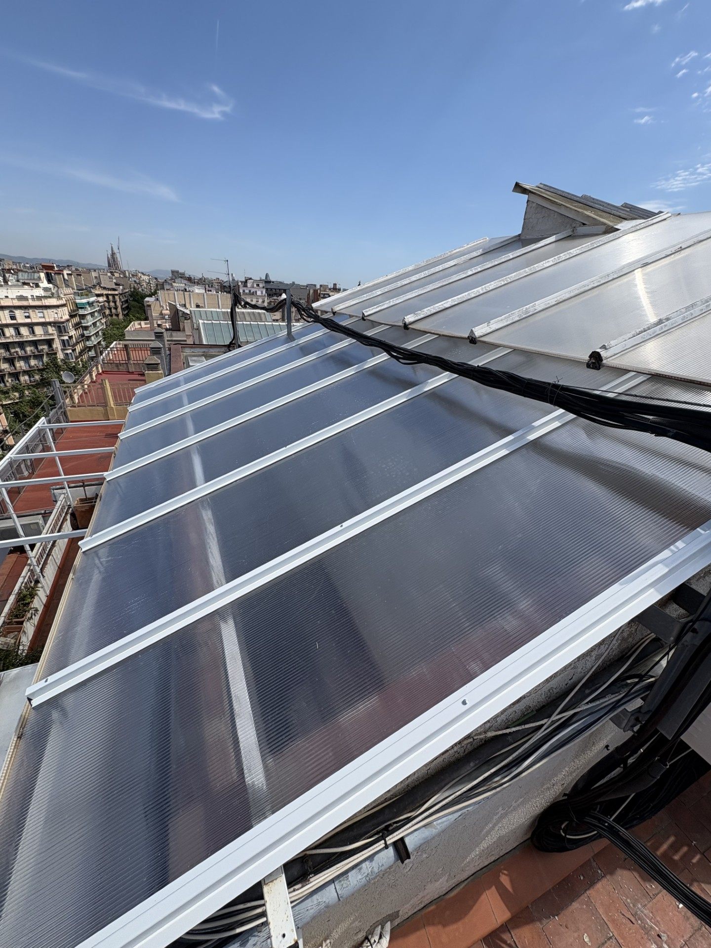 Cubierta de un edificio de Barcelona accesible mediante técnicas de trabajos verticales