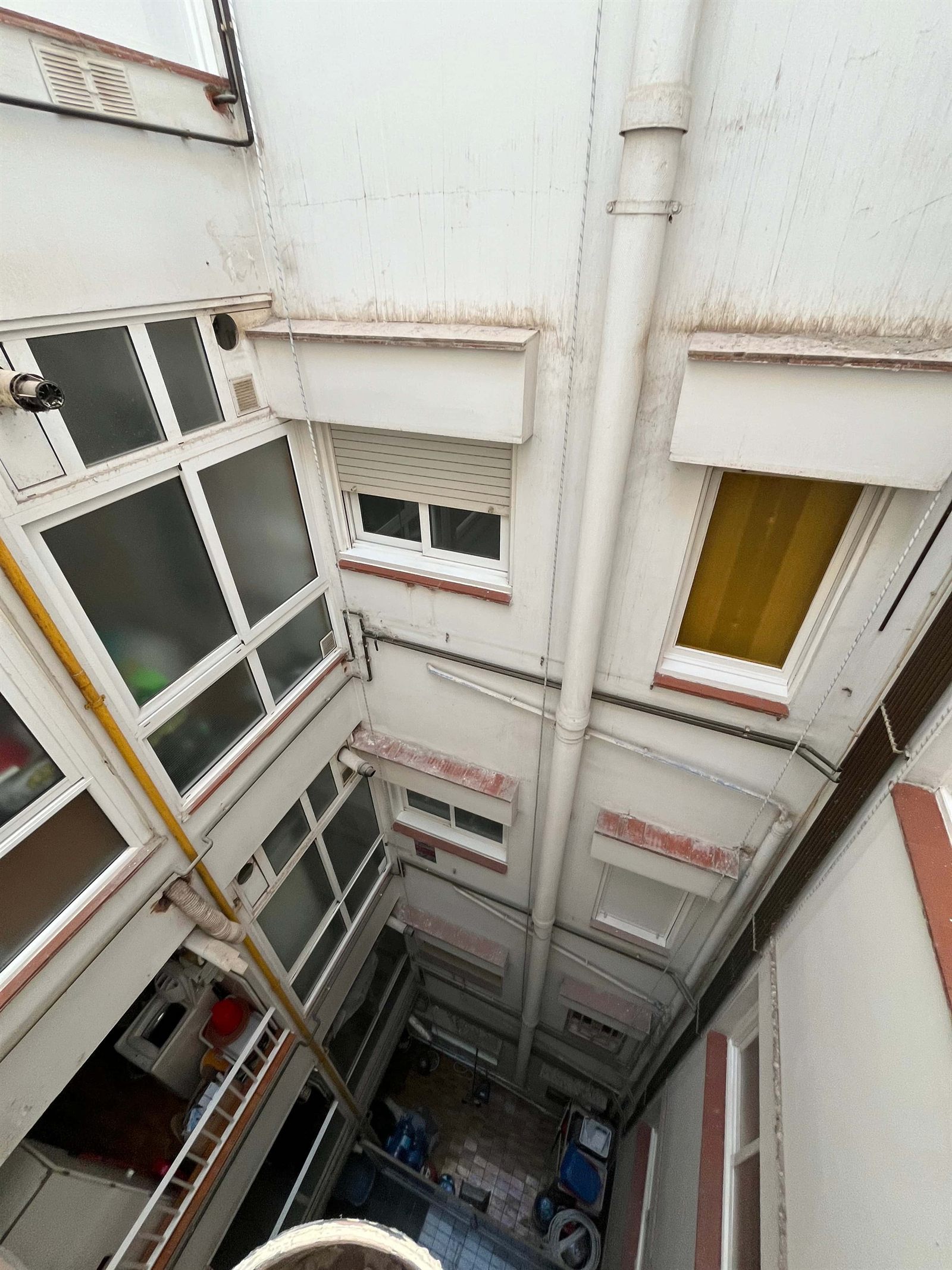 Patio interior de un edificio de Barcelona tras los trabajos de reparación