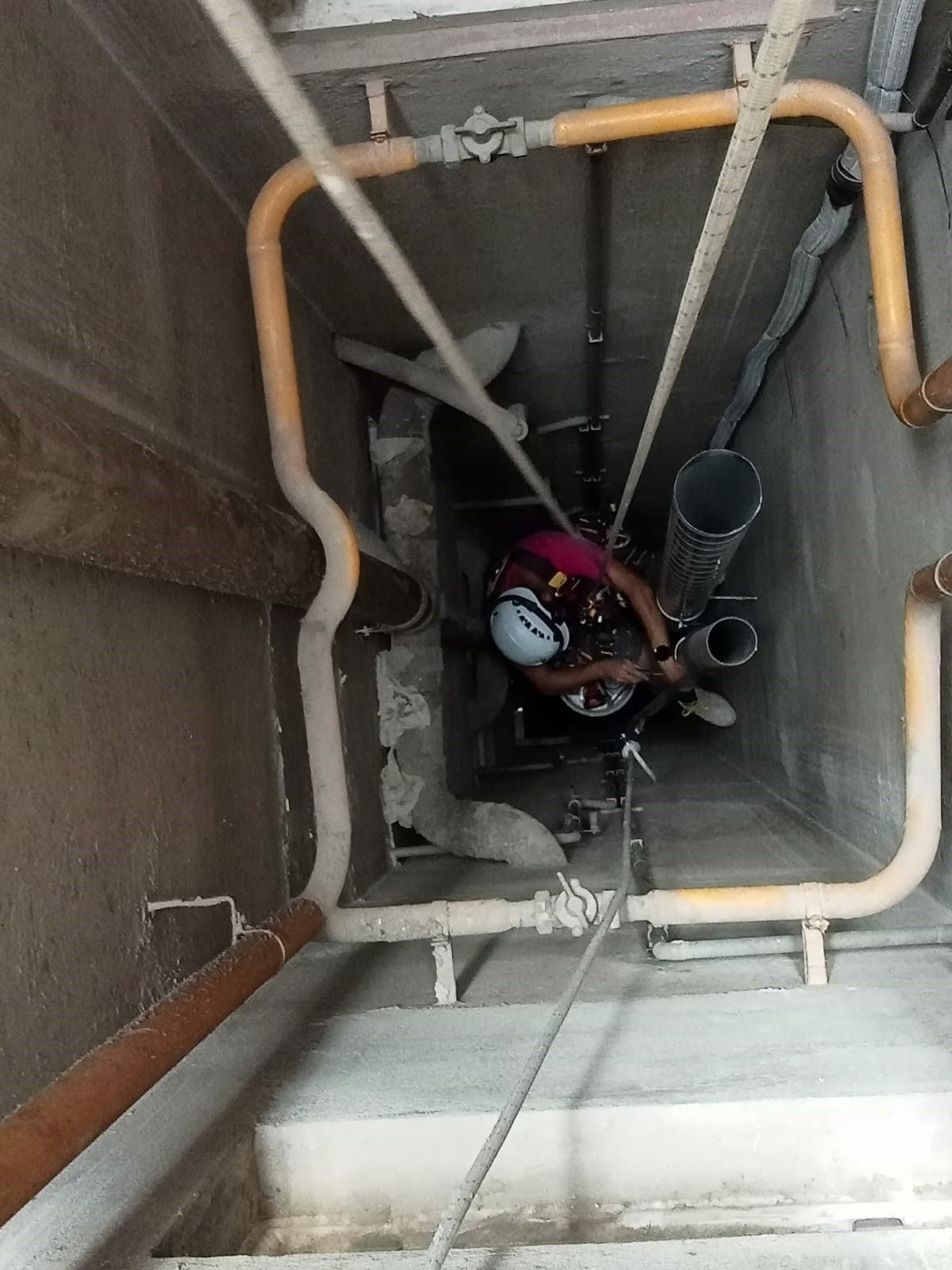 Trabajos de acceso mediante cuerdas en zonas complejas de un patio de luces