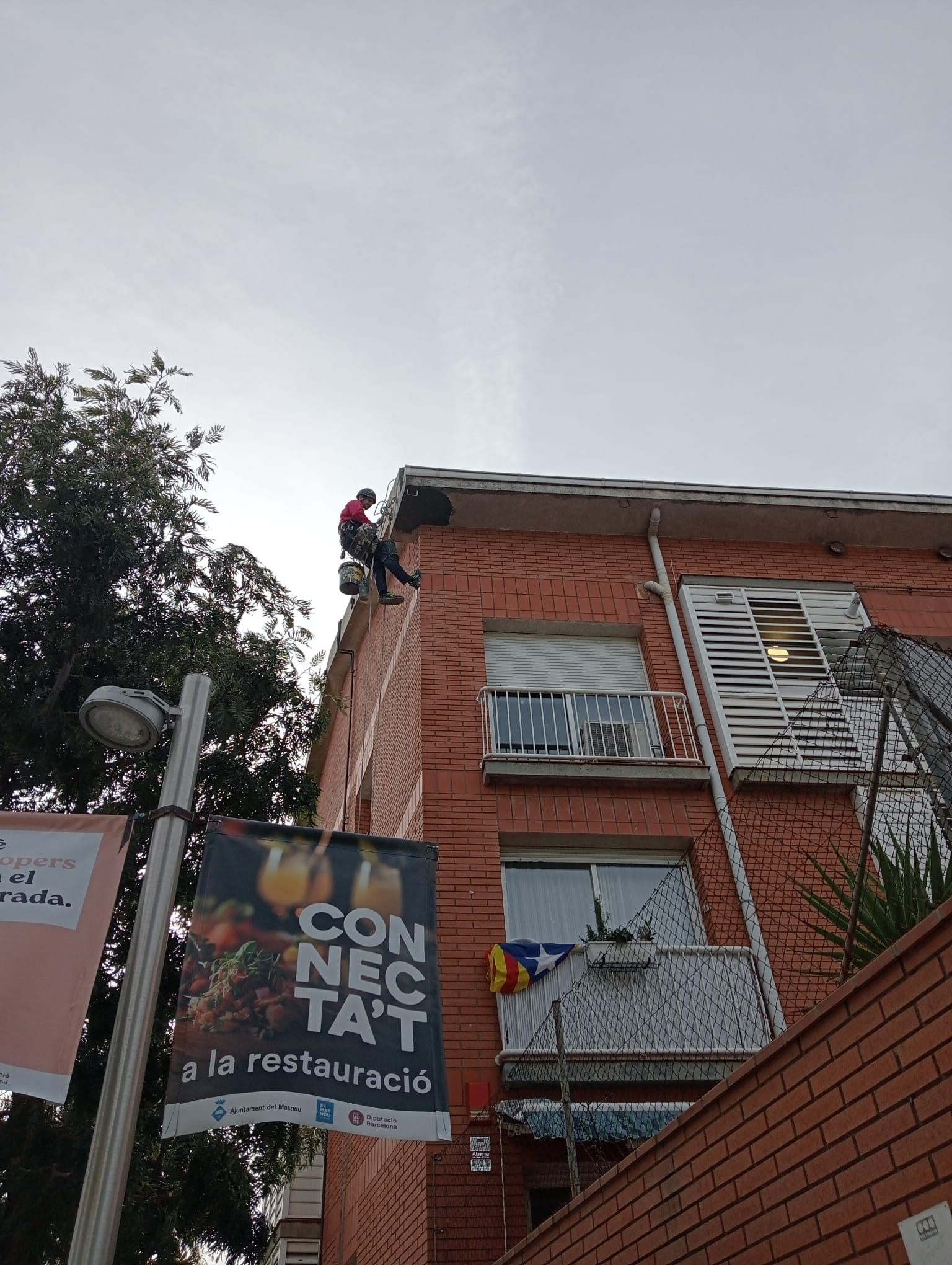 Rehabilitación de fachada con trabajos verticales en un edificio del Área Metropolitana de Barcelona