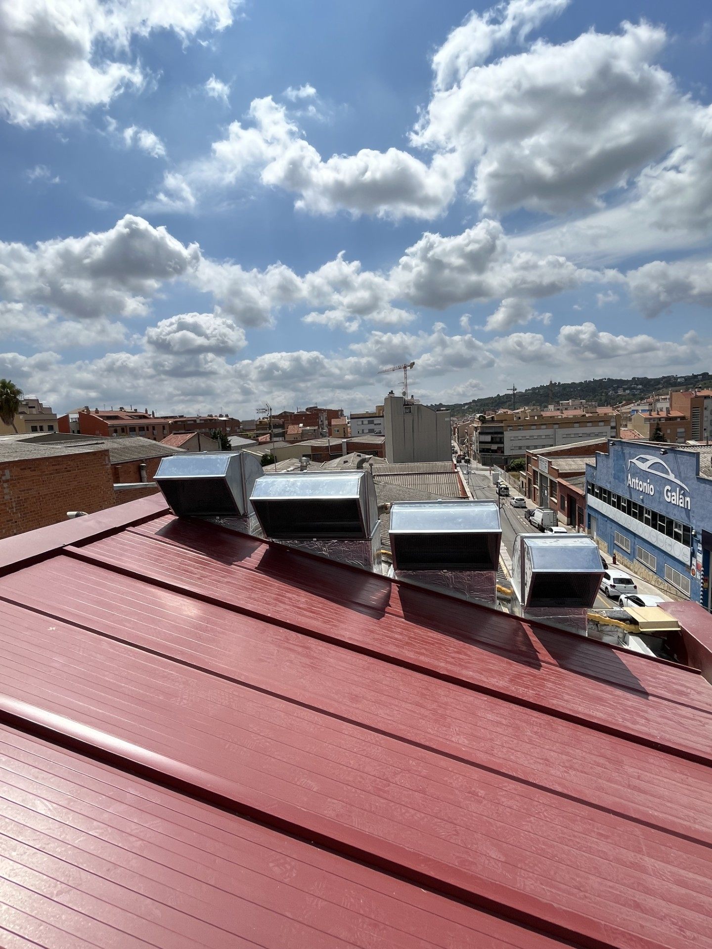 Trabajos verticales industriales en la cubierta de una nave industrial de Barcelona